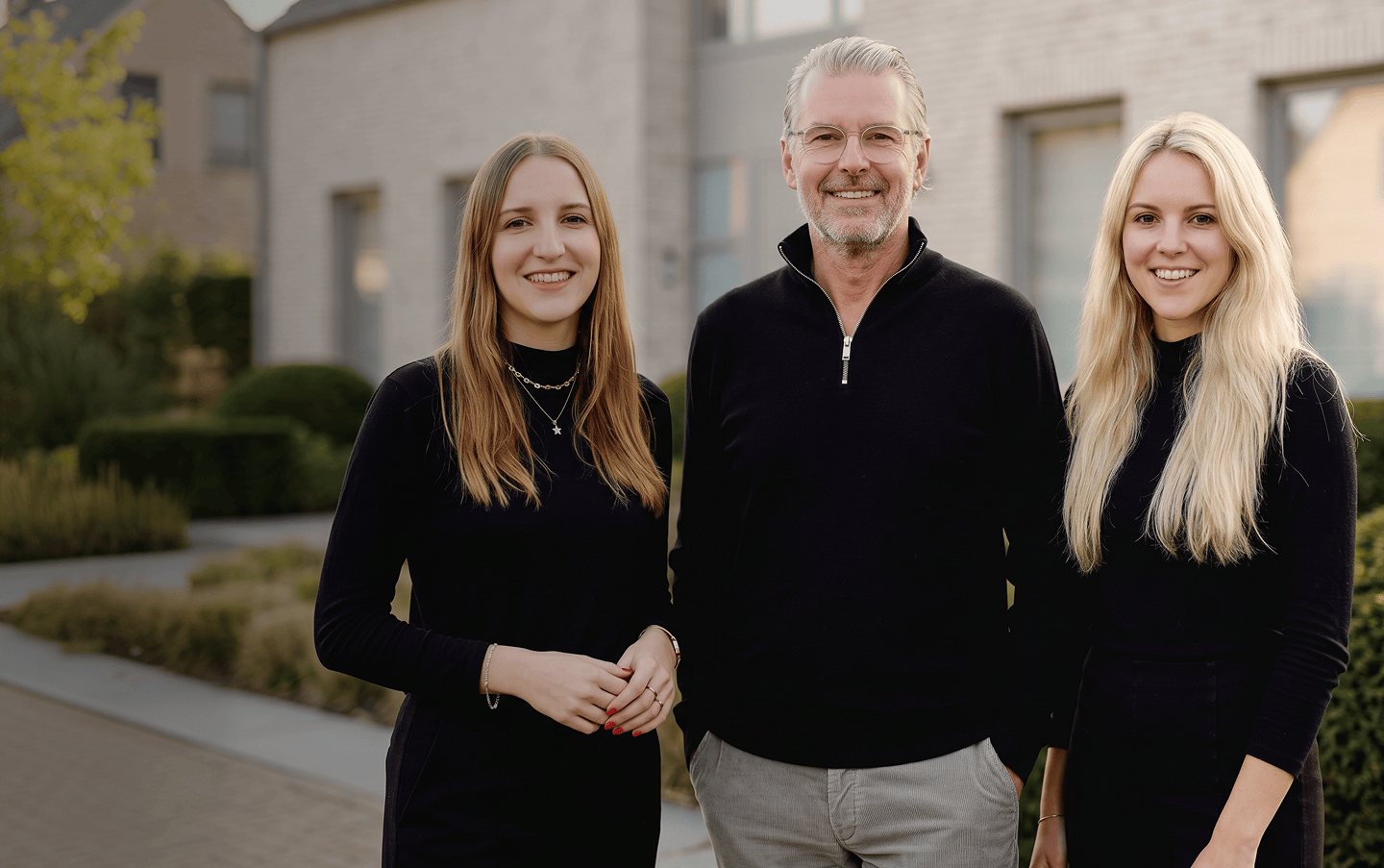 Geschäftsführer Dietmar Poppe, flankiert von seinen Töchtern (links) Belen und Lara lächeln alle freundlich in die Kamera.